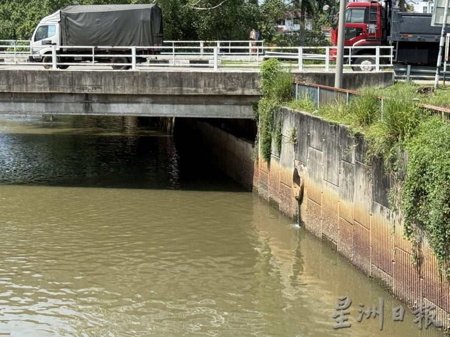 （古城第三版主文）水闸口堆出10尺高浮萍垃圾山·如火如荼清理预防水灾