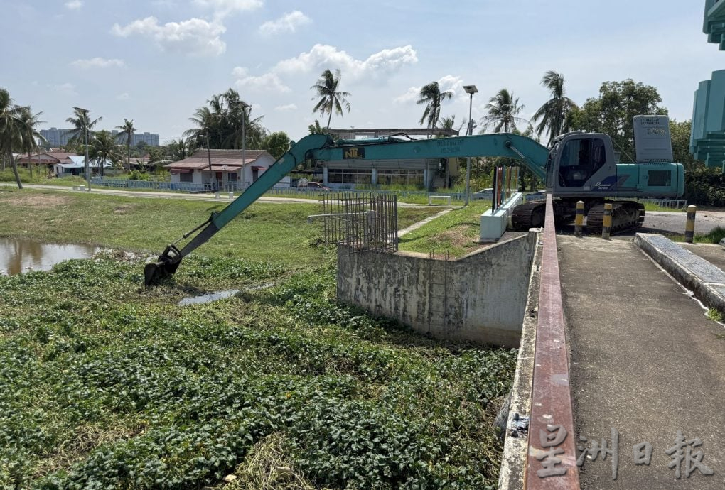 （古城第三版主文）水闸口堆出10尺高浮萍垃圾山·如火如荼清理预防水灾
