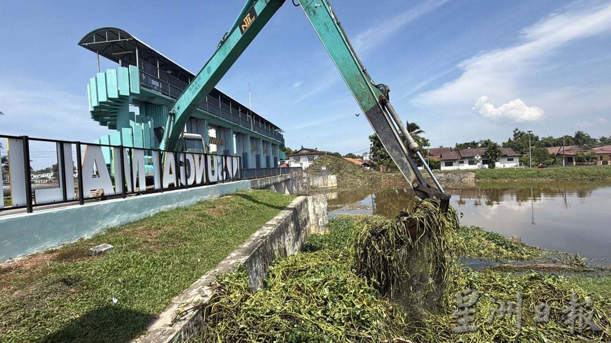 （古城第三版主文）水闸口堆出10尺高浮萍垃圾山·如火如荼清理预防水灾