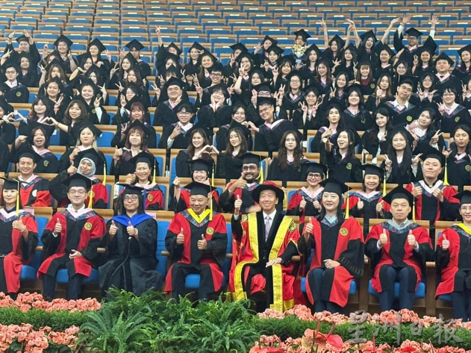 厦大马校毕业典礼 / 1439名学生毕业 黄家定吁毕业生厚积薄发 妙笔生花