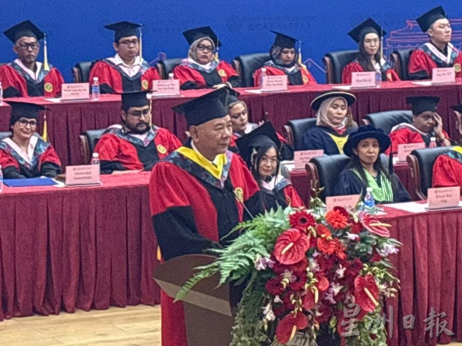 厦大马校毕业典礼 / 1439名学生毕业 黄家定吁毕业生厚积薄发 妙笔生花