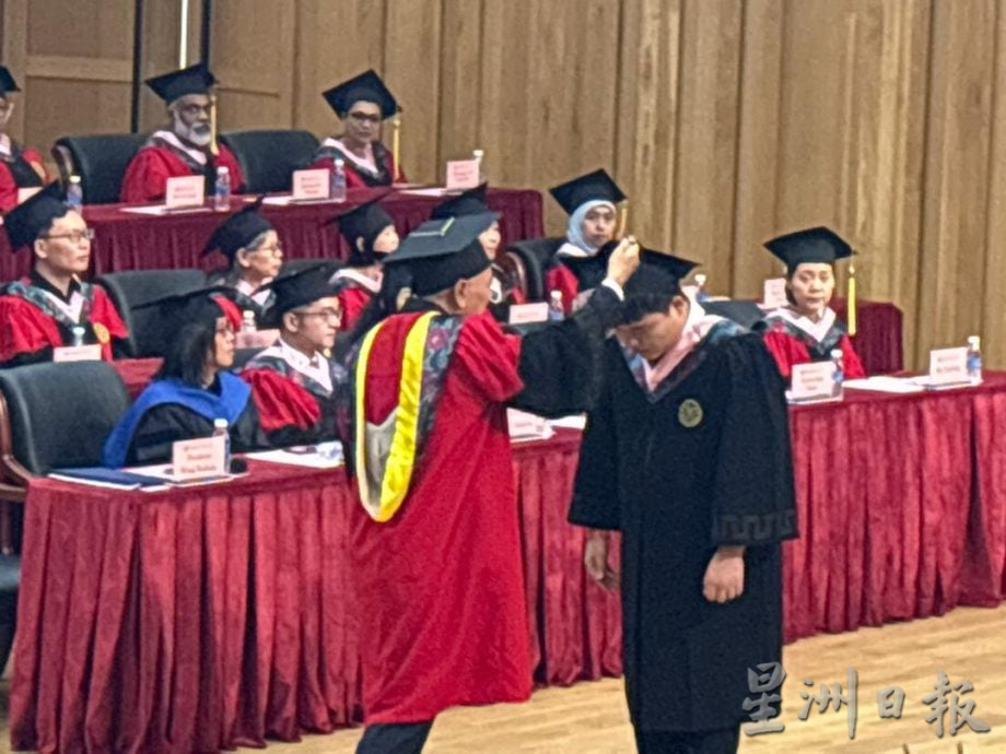 厦大马校毕业典礼 / 1439名学生毕业 黄家定吁毕业生厚积薄发 妙笔生花