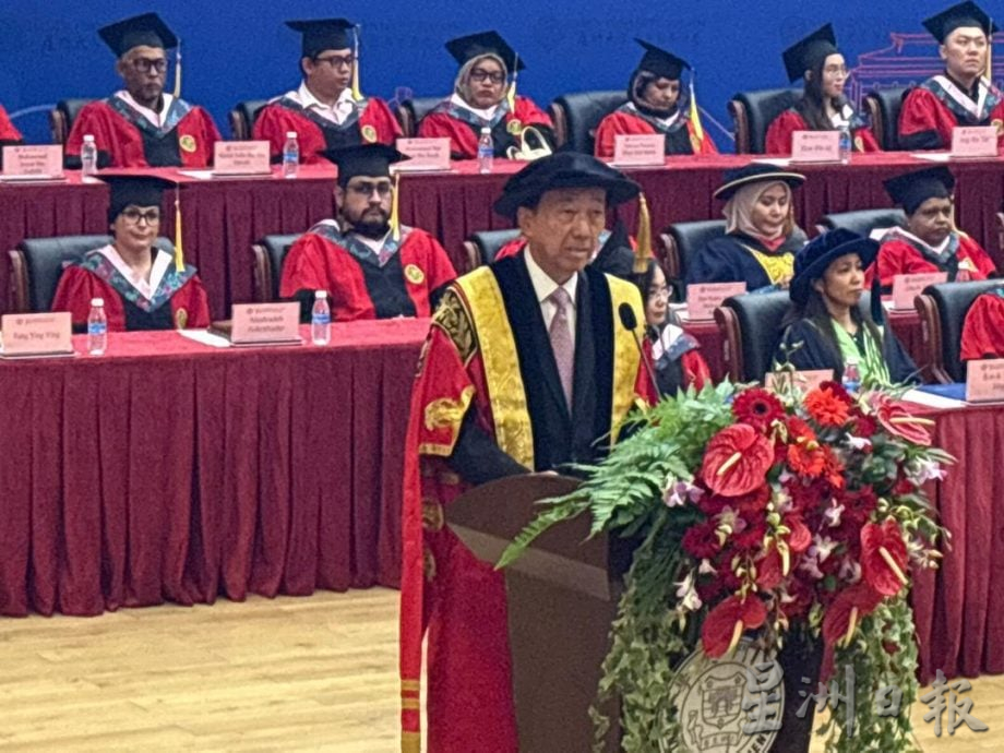 厦大马校毕业典礼 / 1439名学生毕业 黄家定吁毕业生厚积薄发 妙笔生花