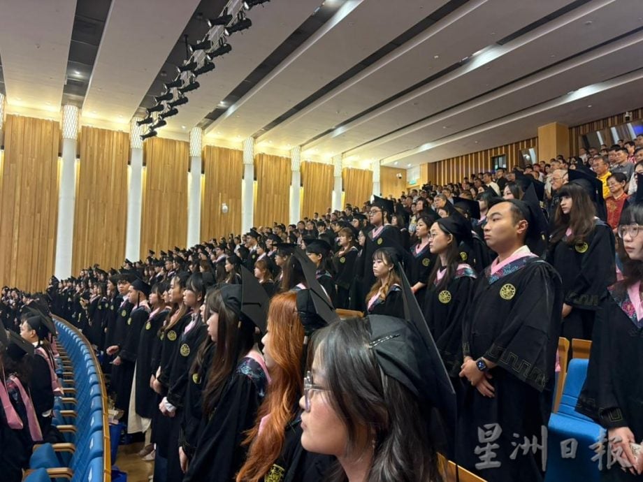 厦大马校毕业典礼 / 1439名学生毕业 黄家定吁毕业生厚积薄发 妙笔生花