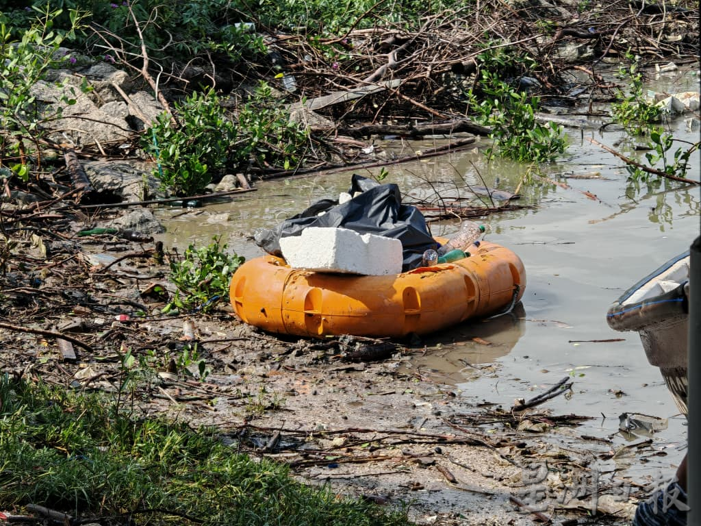 （古城第二版主文）葡萄牙村“三不管”海边垃圾问题严重，村民男女老少出动捡垃圾