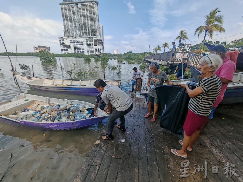 （古城第二版主文）葡萄牙村“三不管”海边垃圾问题严重，村民男女老少出动捡垃圾