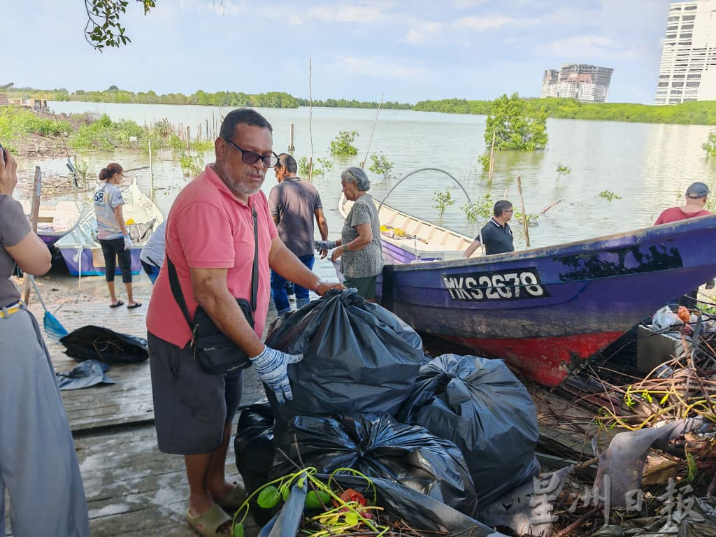 （古城第二版主文）葡萄牙村“三不管”海边垃圾问题严重，村民男女老少出动捡垃圾