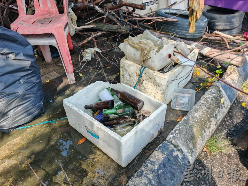 （古城第二版主文）葡萄牙村“三不管”海边垃圾问题严重，村民男女老少出动捡垃圾