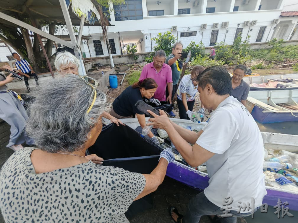 （古城第二版主文）葡萄牙村“三不管”海边垃圾问题严重，村民男女老少出动捡垃圾