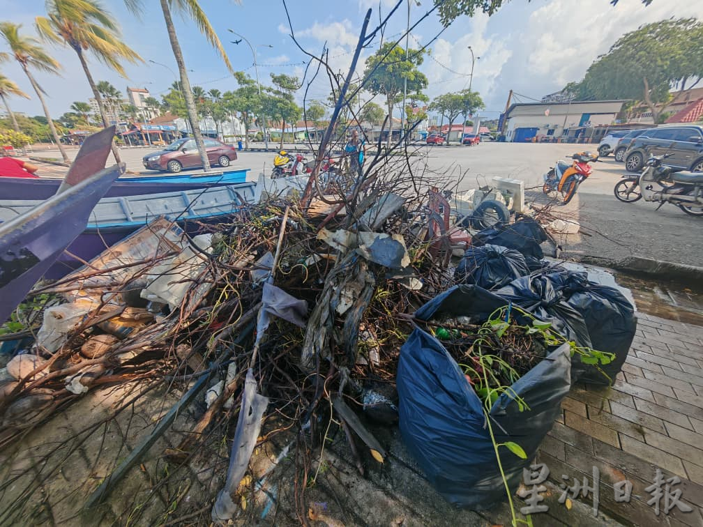 （古城第二版主文）葡萄牙村“三不管”海边垃圾问题严重，村民男女老少出动捡垃圾