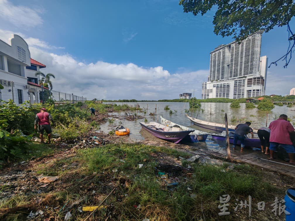 （古城第二版主文）葡萄牙村“三不管”海边垃圾问题严重，村民男女老少出动捡垃圾