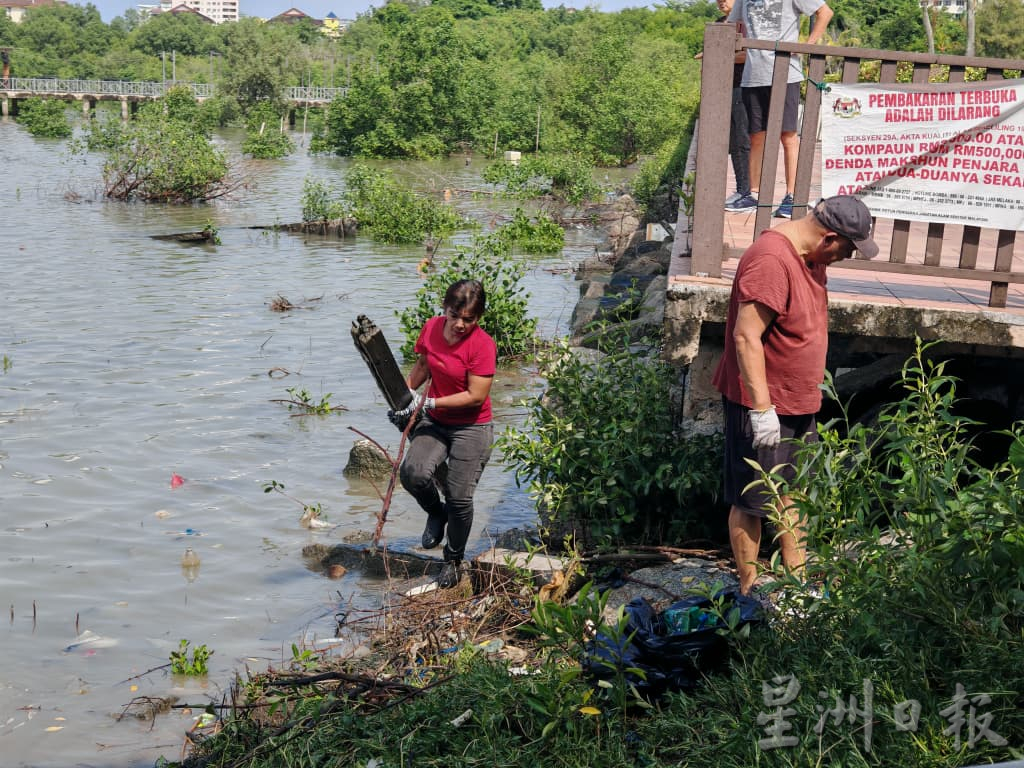 （古城第二版主文）葡萄牙村“三不管”海边垃圾问题严重，村民男女老少出动捡垃圾
