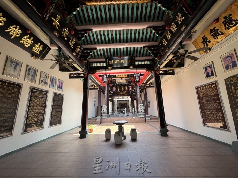 （古城封底主文）《用眼睛去旅游》：荷兰街