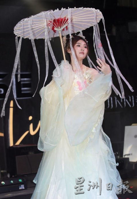 《马来西亚国际亚洲太太2025》才艺赛 怡保杨淑贤登冠军宝座