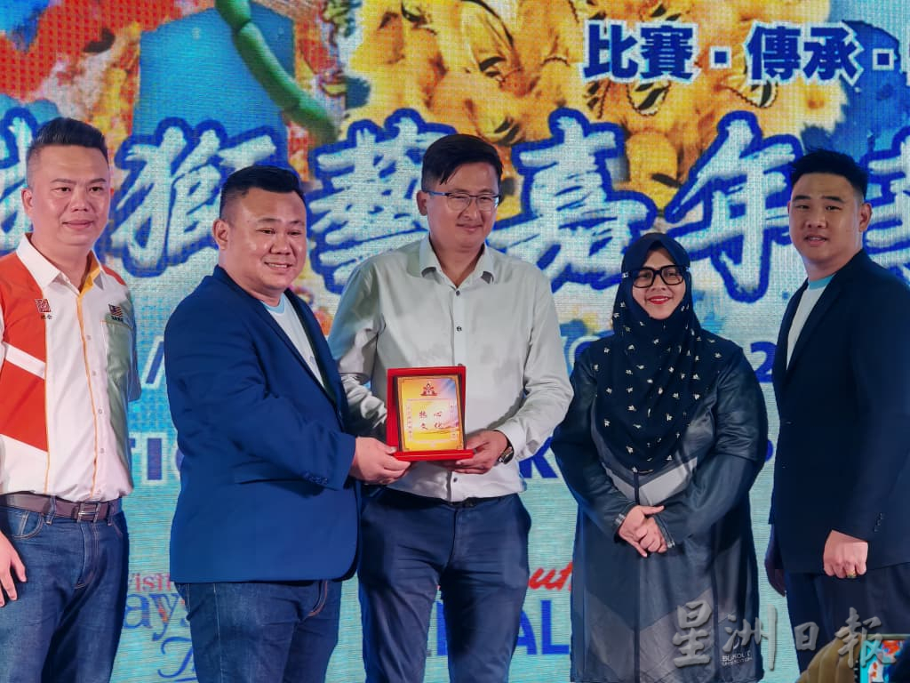 （古城第四版主文／转各地方版）柔佛狮队包揽古城杯冠亚军