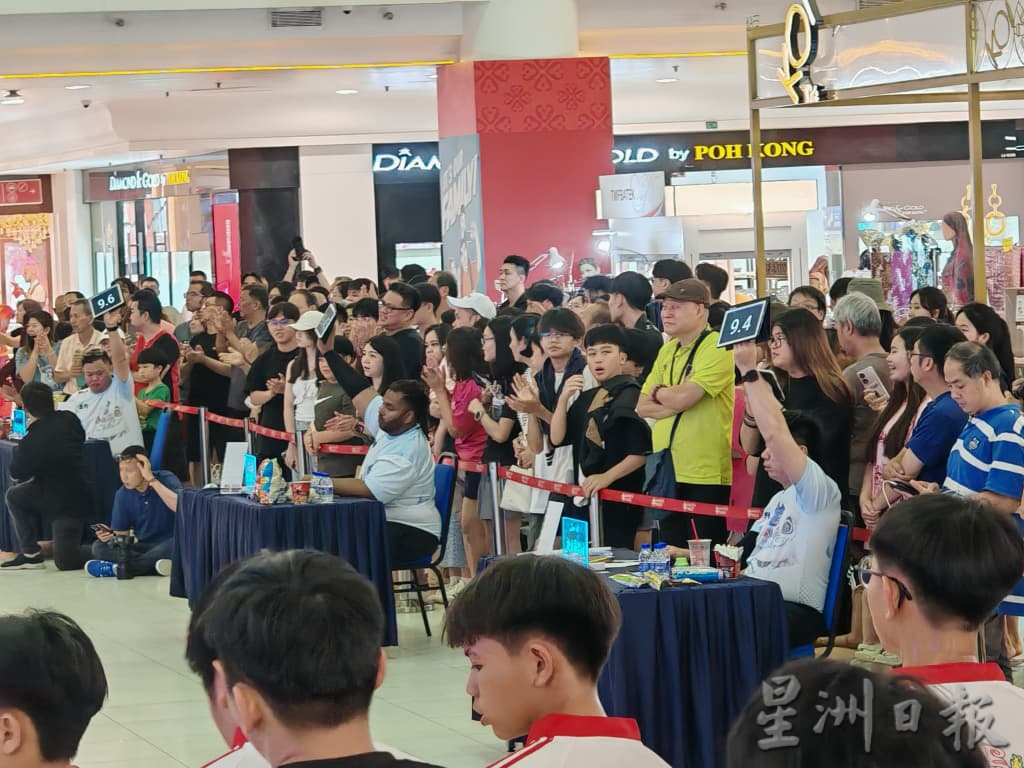 （古城第四版主文／转各地方版）柔佛狮队包揽古城杯冠亚军