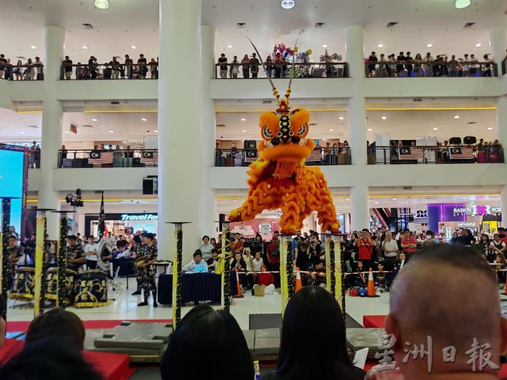 （古城第四版主文／转各地方版）柔佛狮队包揽古城杯冠亚军