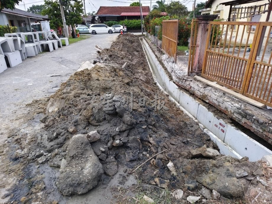 东:直凉新村靠近张裕路边界进行沟渠工程