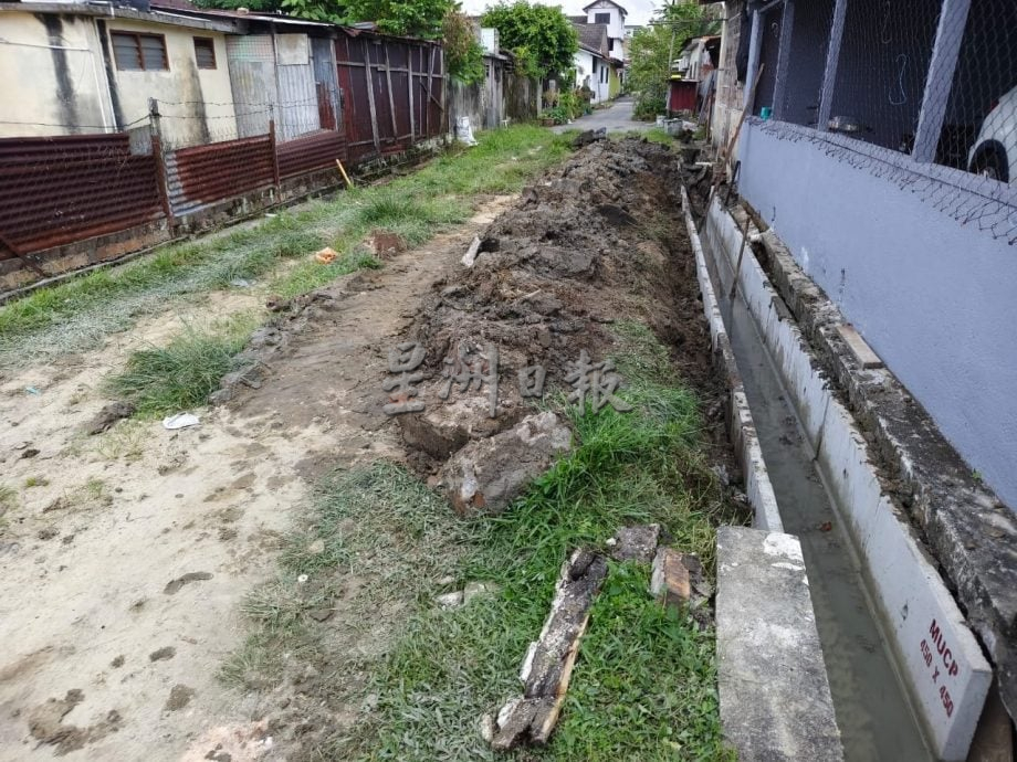 东:直凉新村靠近张裕路边界进行沟渠工程