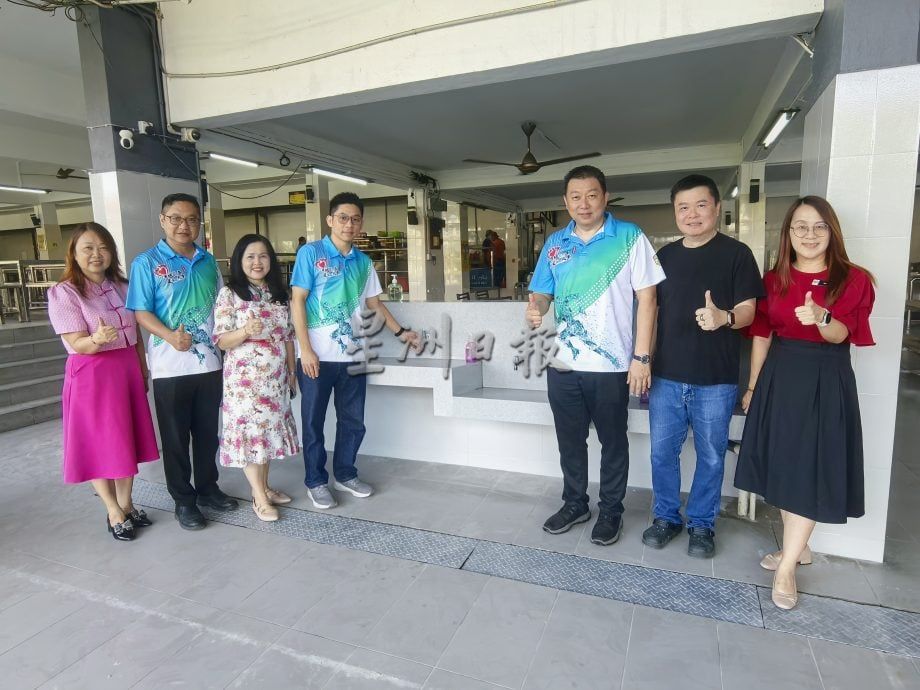 东:为了营造良好的用餐环境与提升学生的用餐舒适度,哥市中华中小学校方利用上周第二学期学校假期展开食堂设备提升工程。工程于开学前一日顺利竣工,学生在新学期首日即可在焕然一新的食堂用餐。