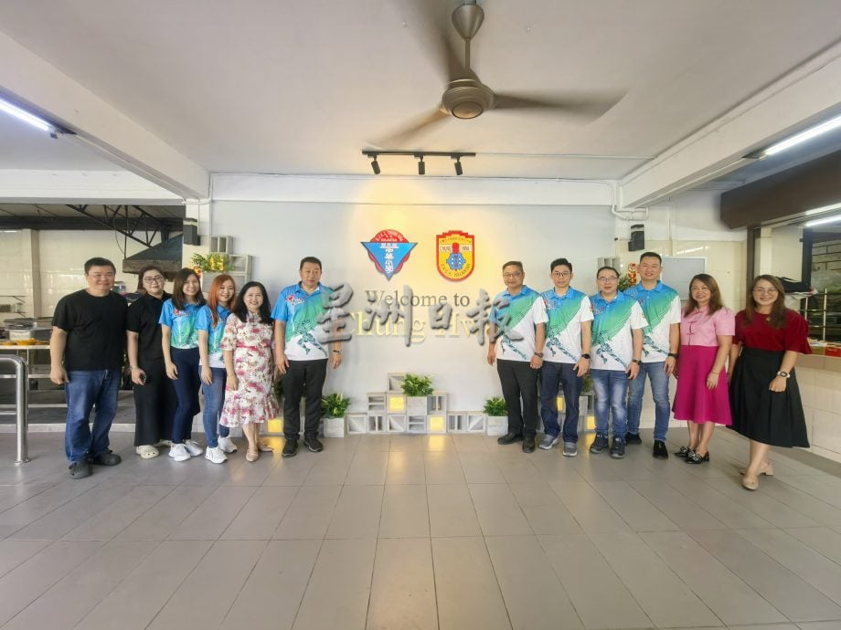 东:为了营造良好的用餐环境与提升学生的用餐舒适度,哥市中华中小学校方利用上周第二学期学校假期展开食堂设备提升工程。工程于开学前一日顺利竣工,学生在新学期首日即可在焕然一新的食堂用餐。