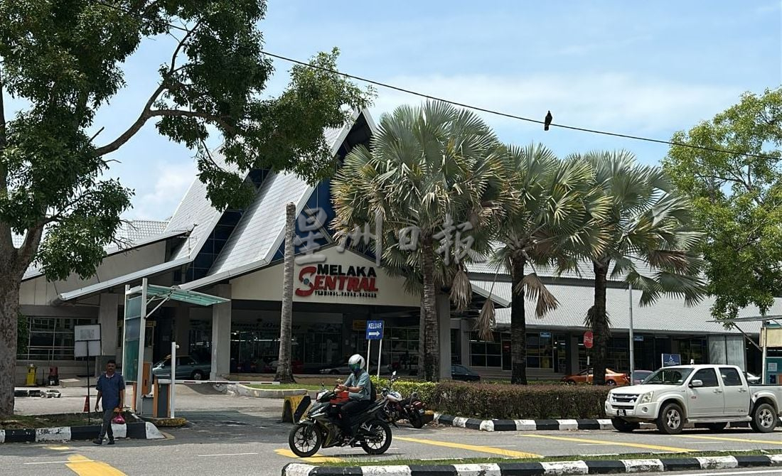 （古城封面主文）甲仙特拉广场外劳入驻经商 周日成外劳聚集地 民众担心