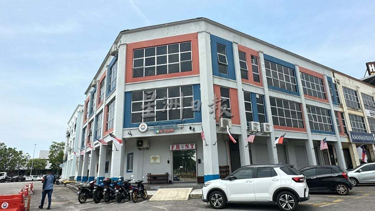 （古城封面主文）甲仙特拉广场外劳入驻经商 周日成外劳聚集地 民众担心