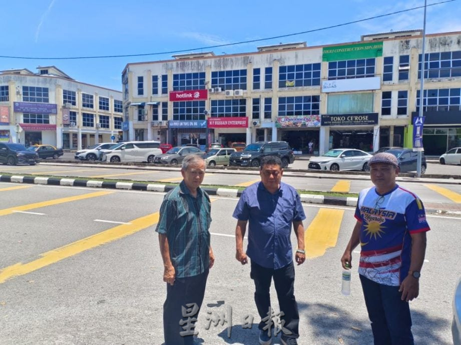 （古城封面主文）甲仙特拉广场外劳入驻经商 周日成外劳聚集地 民众担心