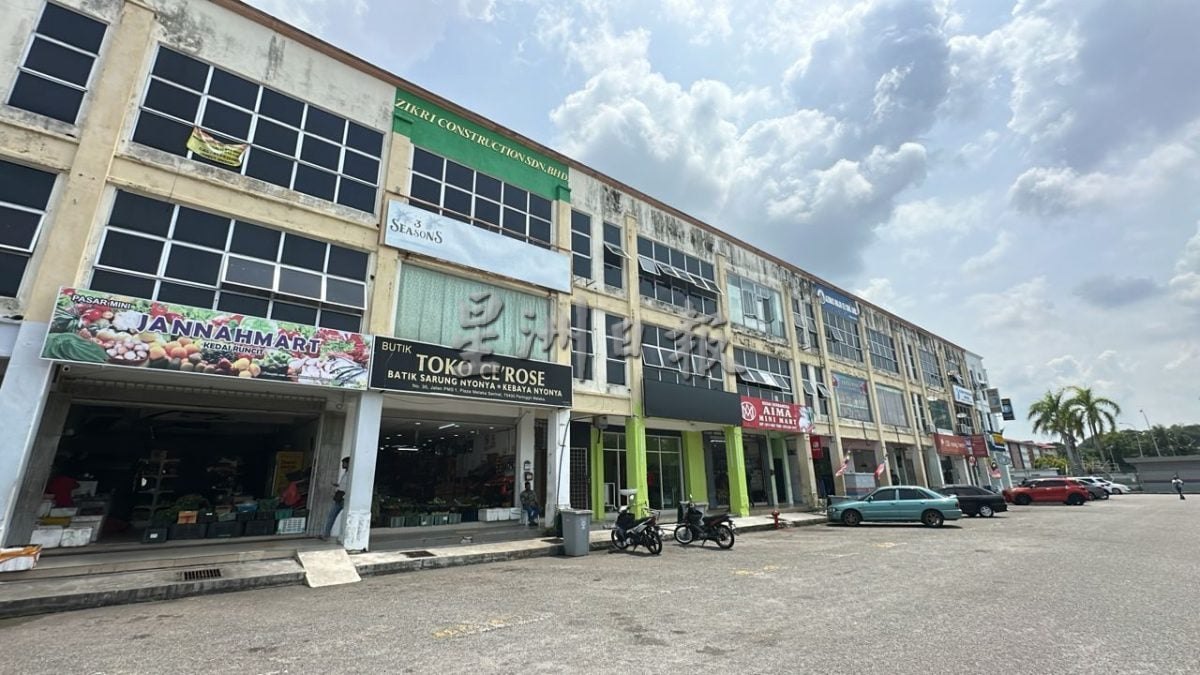 （古城封面主文）甲仙特拉广场外劳入驻经商 周日成外劳聚集地 民众担心