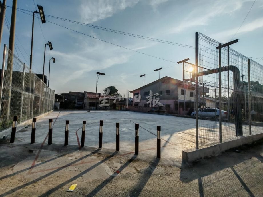 东:(已签发)房屋部拨款19万4630提升加叻巴刹鸡猪肉档,以及篮球场