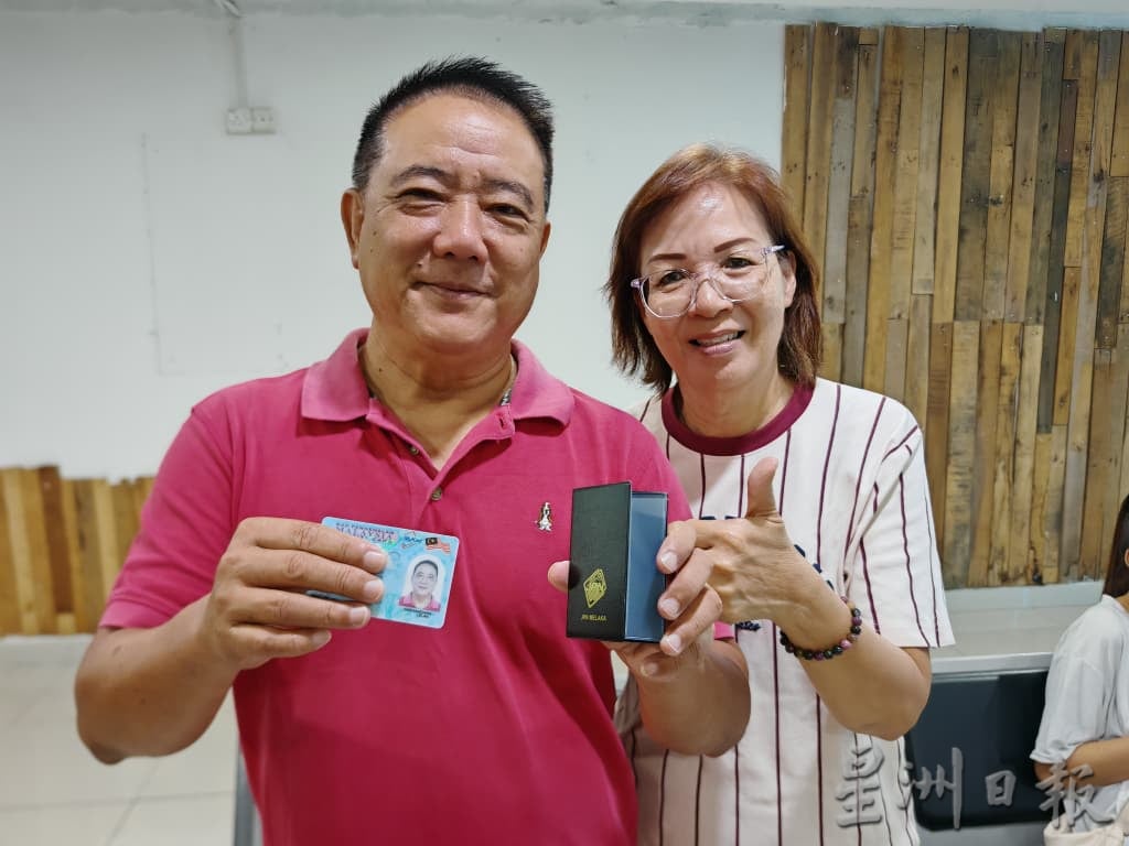 （古城封面主文）为确保可添津贴油及买生活用品，国民登记局现换大马卡人潮