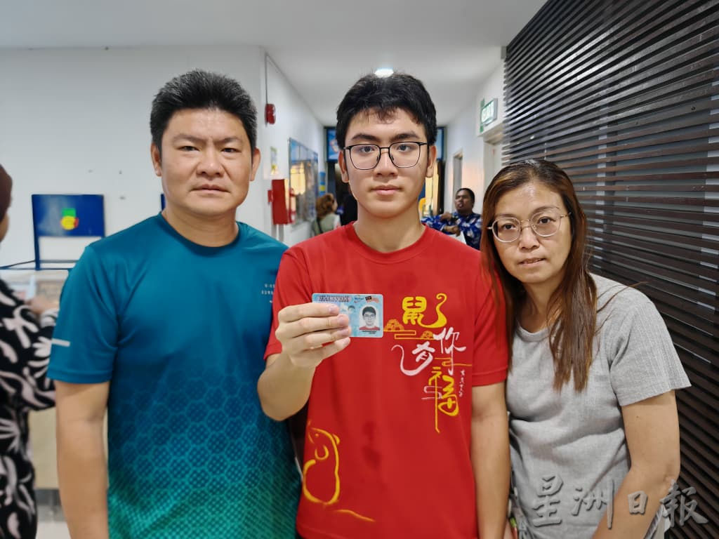 （古城封面主文）为确保可添津贴油及买生活用品，国民登记局现换大马卡人潮