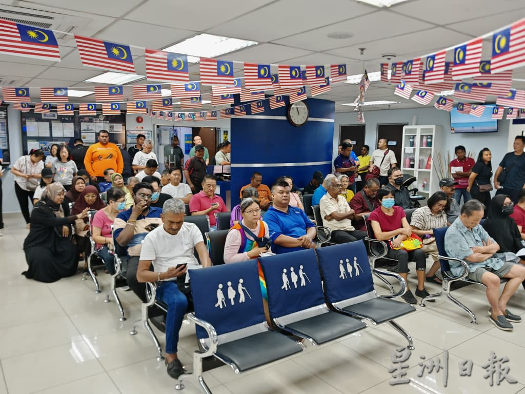 （古城封面主文）为确保可添津贴油及买生活用品，国民登记局现换大马卡人潮