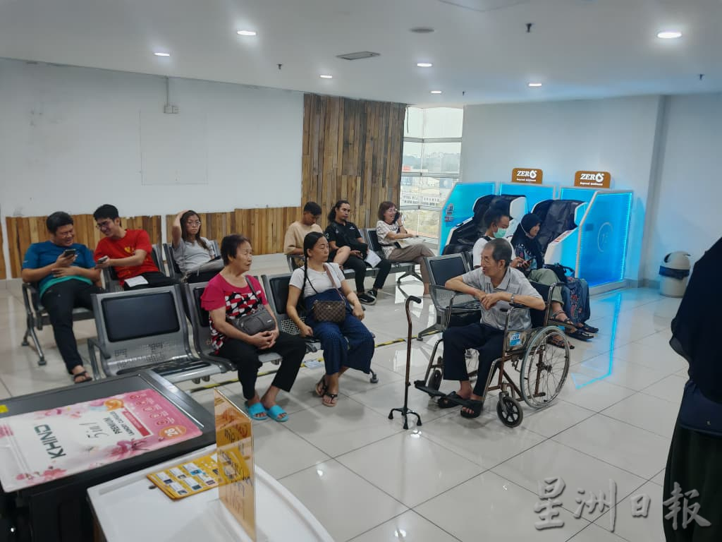 （古城封面主文）为确保可添津贴油及买生活用品，国民登记局现换大马卡人潮