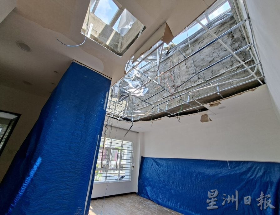 狂风暴雨 屋顶全飞了|15户“开天窗” 睡房变水房