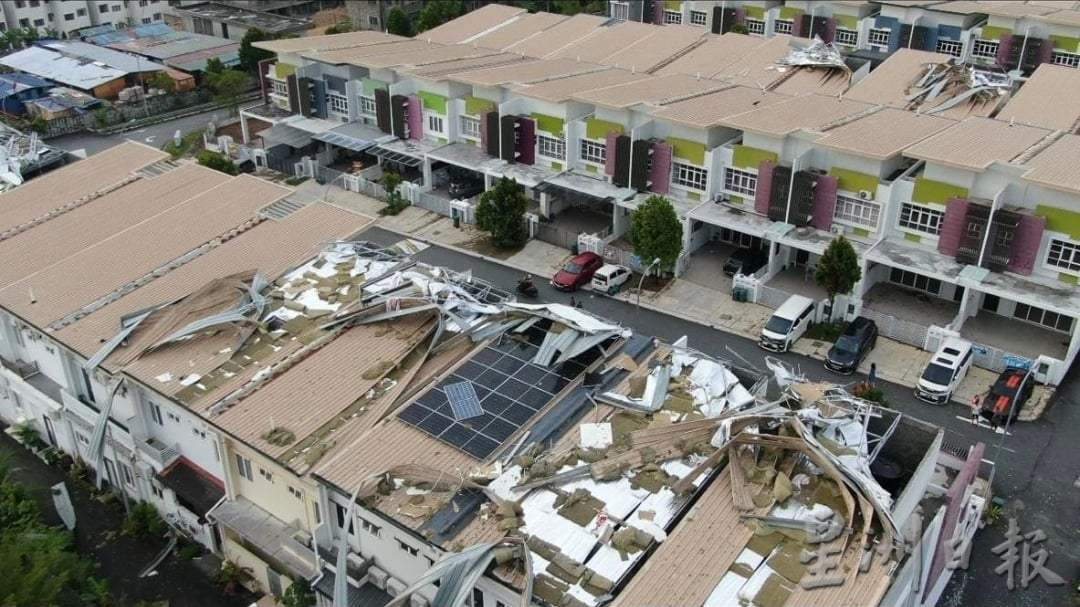 狂风暴雨 屋顶全飞了|15户“开天窗” 睡房变水房