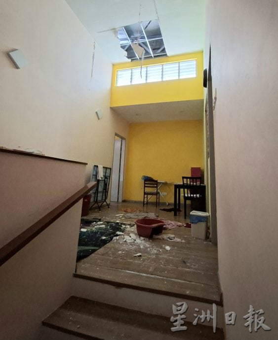 狂风暴雨 屋顶全飞了|15户“开天窗” 睡房变水房