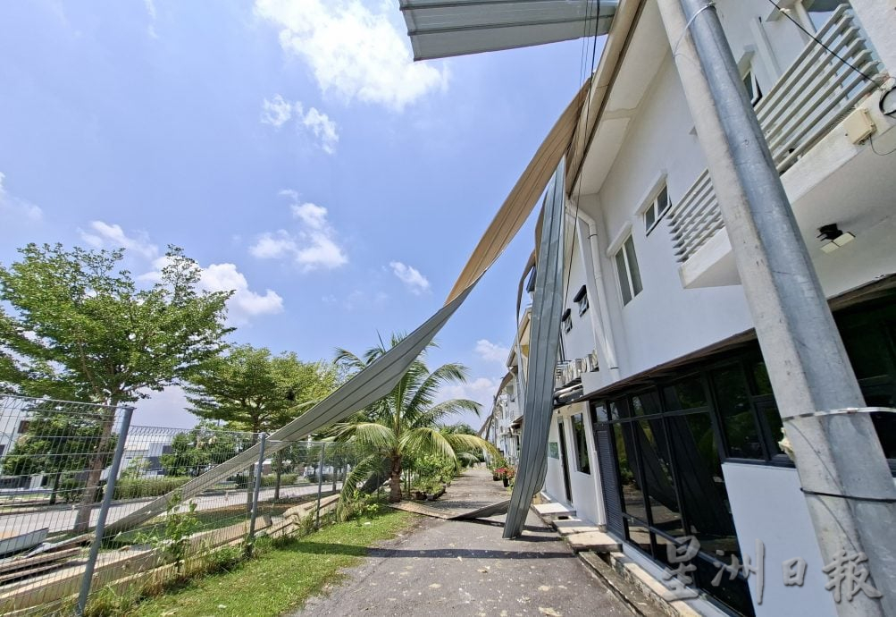 狂风暴雨 屋顶全飞了|15户“开天窗” 睡房变水房