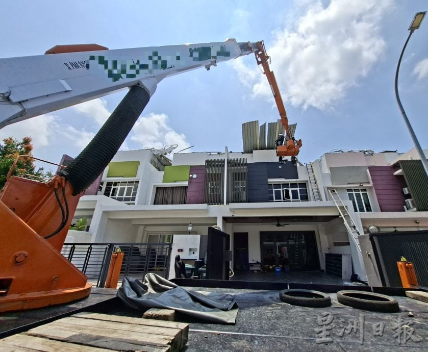 狂风暴雨 屋顶全飞了|15户“开天窗” 睡房变水房