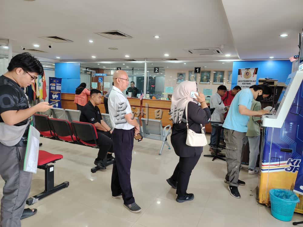 东：（已签发）添加RON95须持有效驾照，前往陆交局民众大增