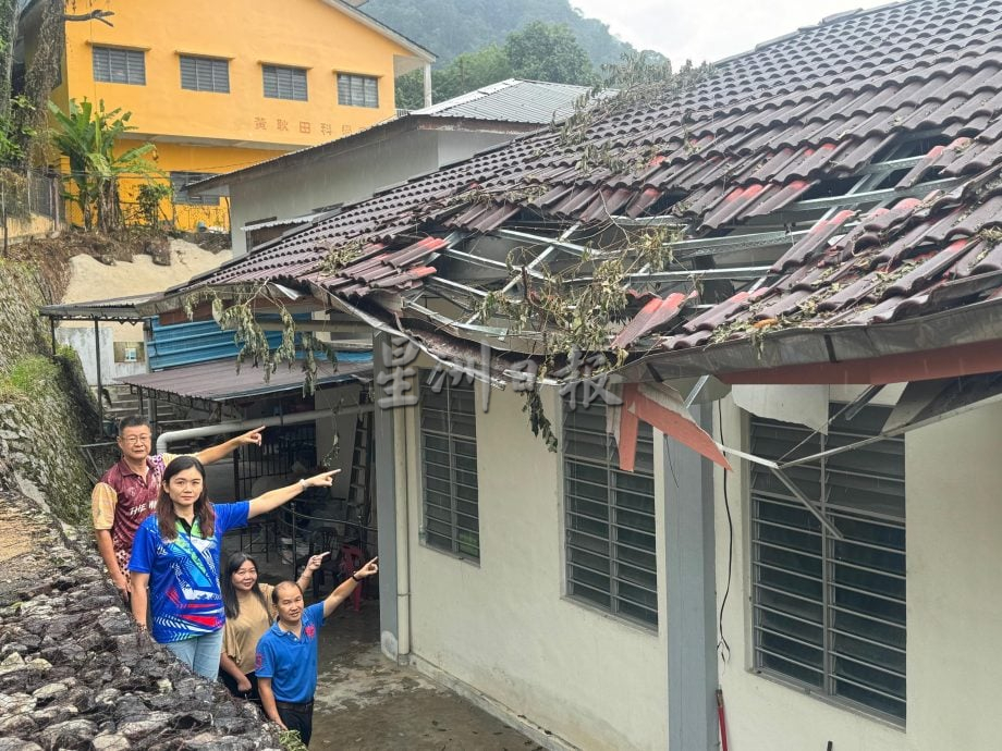 培元华小受强风侵袭 树倒压坏2教室屋檐