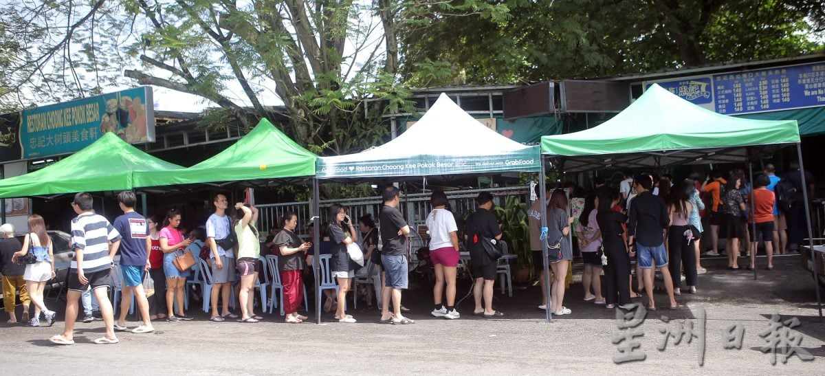 (24/9见报)星角摄/为尝美食排长龙