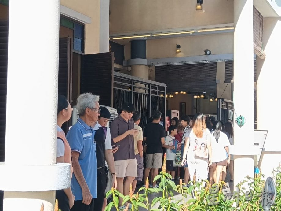 (24/9见报)星角摄/为尝美食排长龙