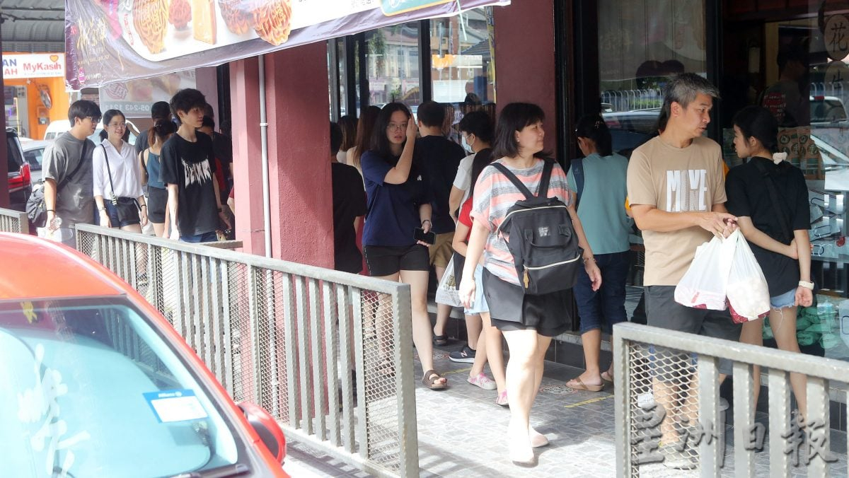 (24/9见报)星角摄/为尝美食排长龙