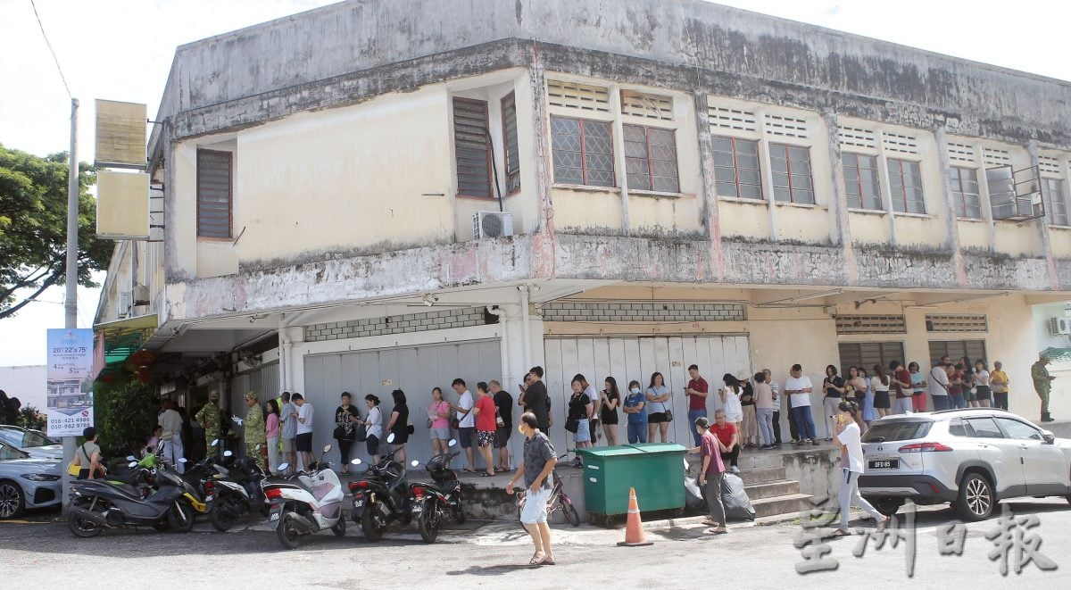 (24/9见报)星角摄/为尝美食排长龙