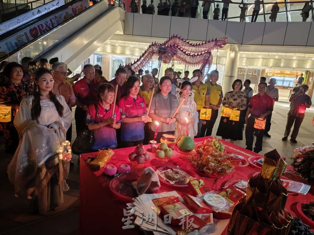 已签发 柔：社区版头：万盏开幕礼，10万令吉捐苏丹后法蒂玛基金会成焦点