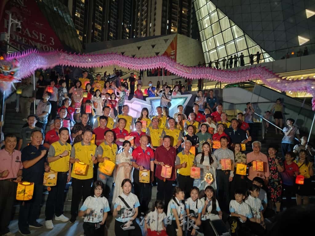 已签发 柔：社区版头：万盏开幕礼，10万令吉捐苏丹后法蒂玛基金会成焦点