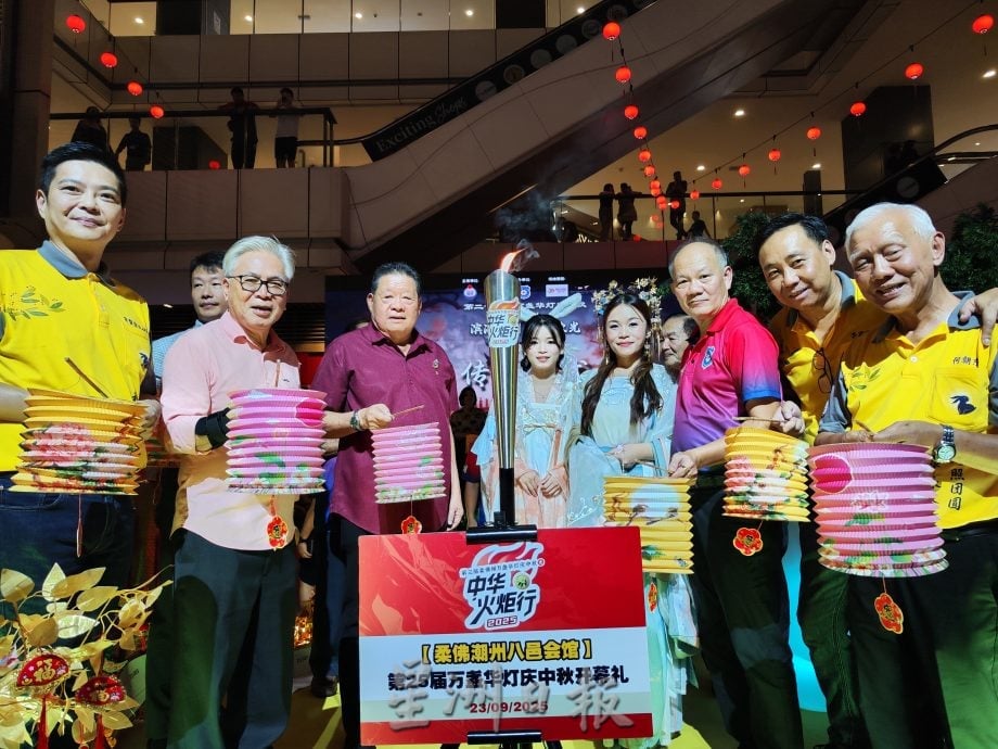 已签发 柔：社区版头：万盏开幕礼，10万令吉捐苏丹后法蒂玛基金会成焦点