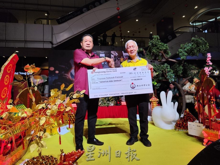 已签发 柔：社区版头：万盏开幕礼，10万令吉捐苏丹后法蒂玛基金会成焦点