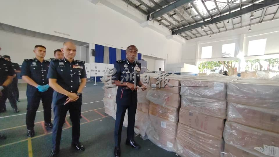 武吉阿曼联合2州警察总部 捣破2烟酒走私集团